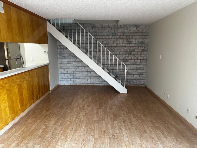 Building Photo - Bright 2 Bedroom 1 Bath Condo in Cambrian Area