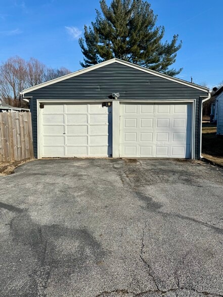 Building Photo - 2422 1st St