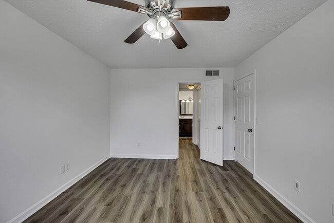 Building Photo - 200 Deerpoint Ct