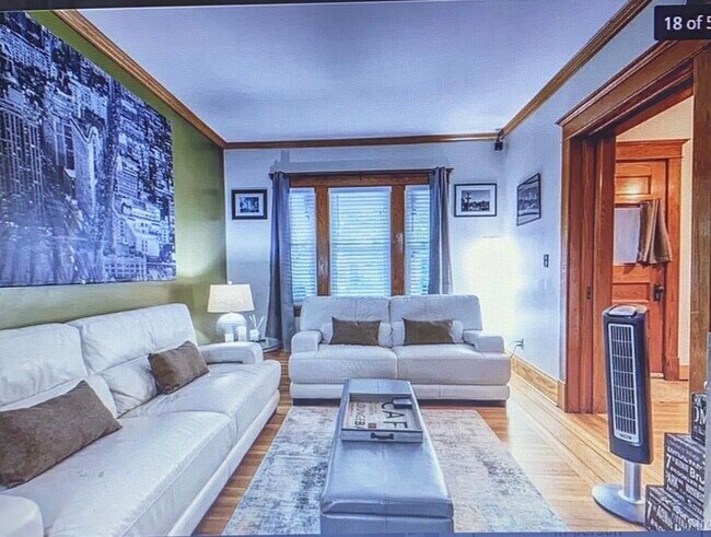 LIVING - 136 Gold St