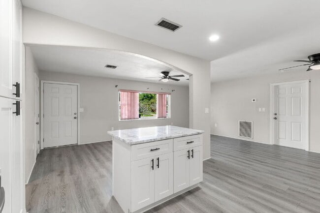 Building Photo - Home For Rent in St Petersburg!