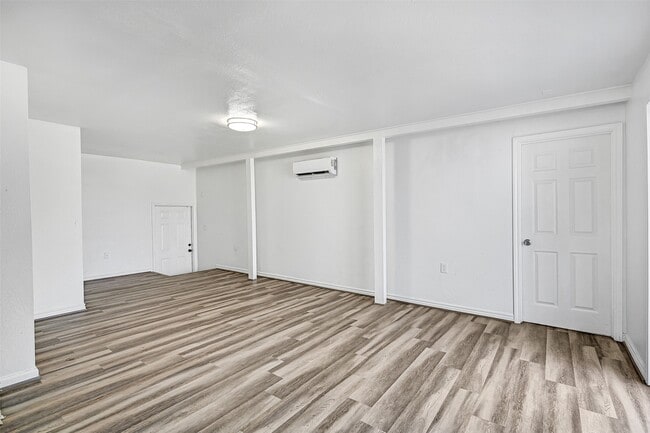 Building Photo - 2328 Wimcrest St