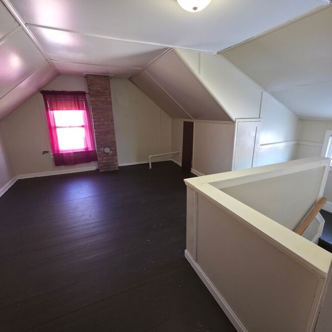 Building Photo - BEAUTIFUL 4 BEDROOM TUDOR STYLE HOME IN EUCLID