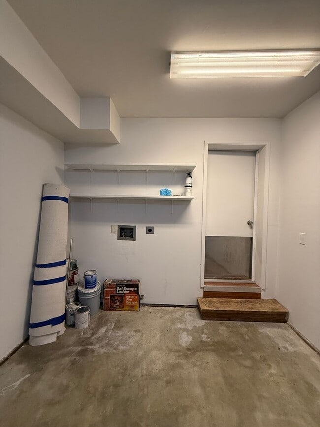 Building Photo - Light-Filled Modern 3 Bedroom Townhome