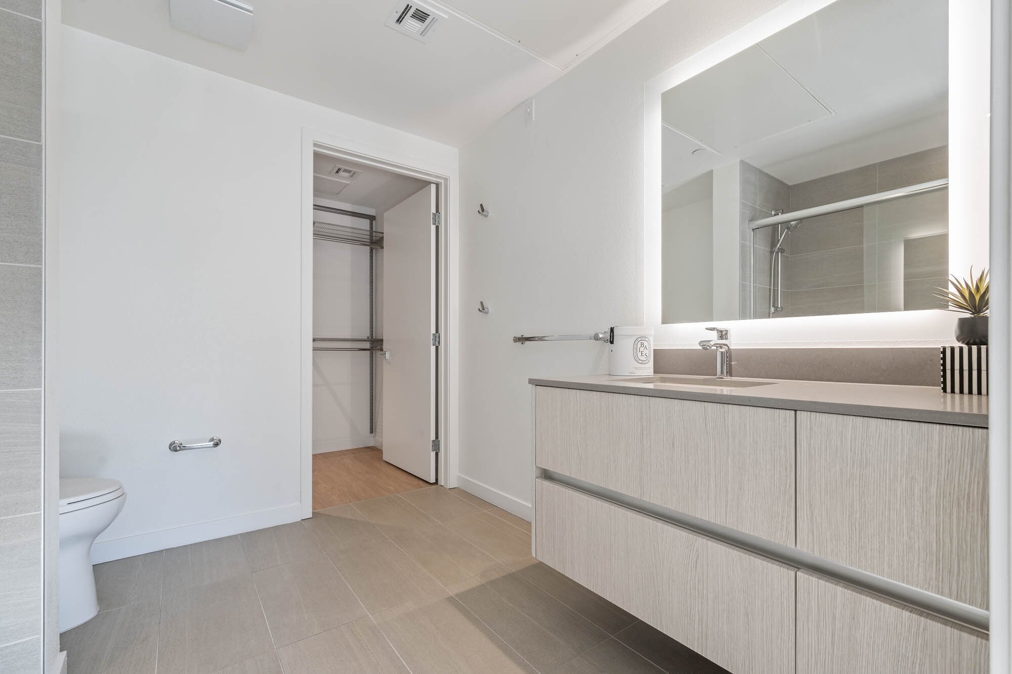 Building Photo - 8820 Belford Ave