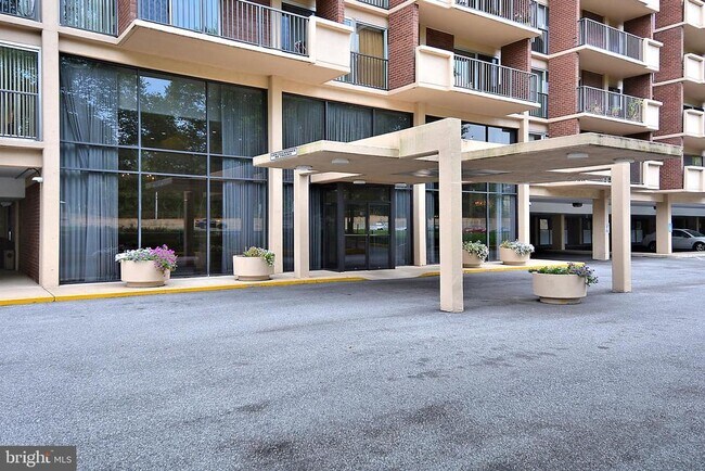 Building Photo - 1300 Army Navy Dr