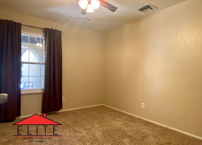 Building Photo - NORTHWEST SOLAR HOME!!