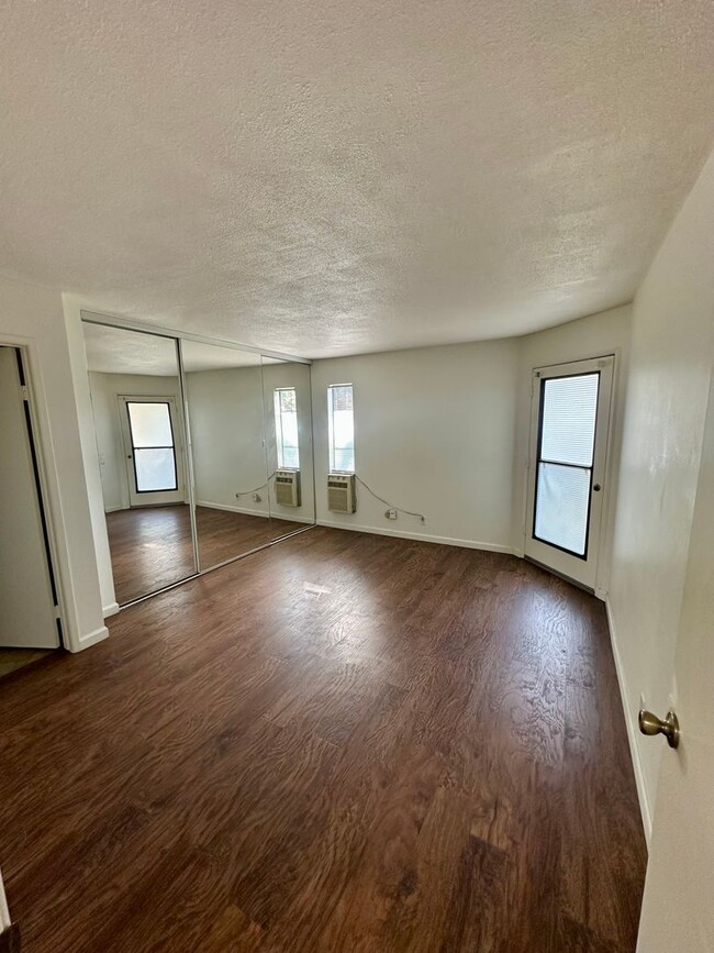 Building Photo - $2,950 - 2 Bed / 2 Bath Condo Near Fashion...