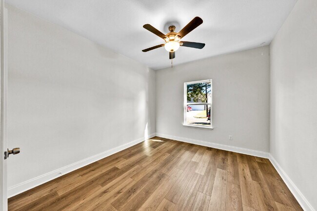 Building Photo - "Charming 3-Bed, 2-Bath Greenville Home with Elegant Granite Countertops!"