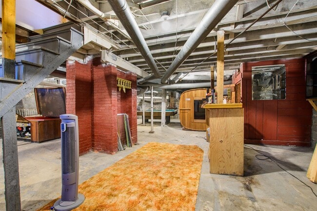 Building Photo - 19 Pine St