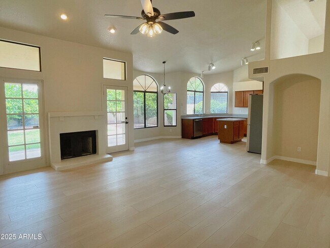 Building Photo - 319 N Riata St
