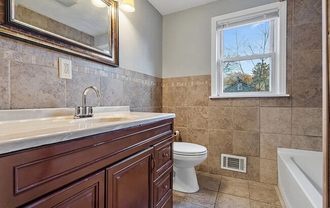 Building Photo - 32 Violet St