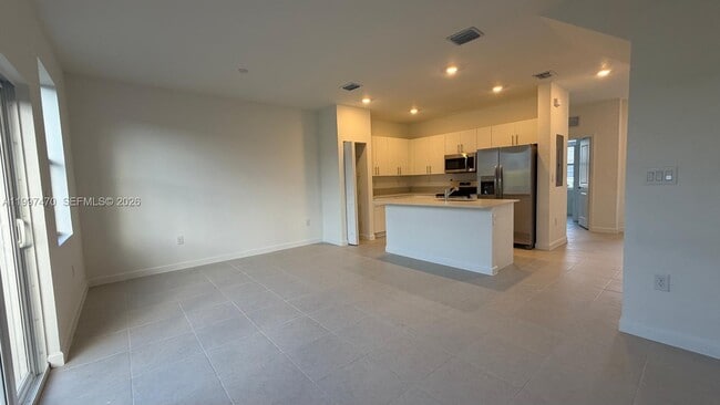 Building Photo - 1077 SE 2nd St