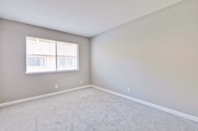Building Photo - Wonderfully Remodeled 2 Bed, 1 Bath Condo w/ In Unit Laundry