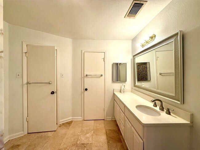 Building Photo - 13222 Pebblewalk Cir N