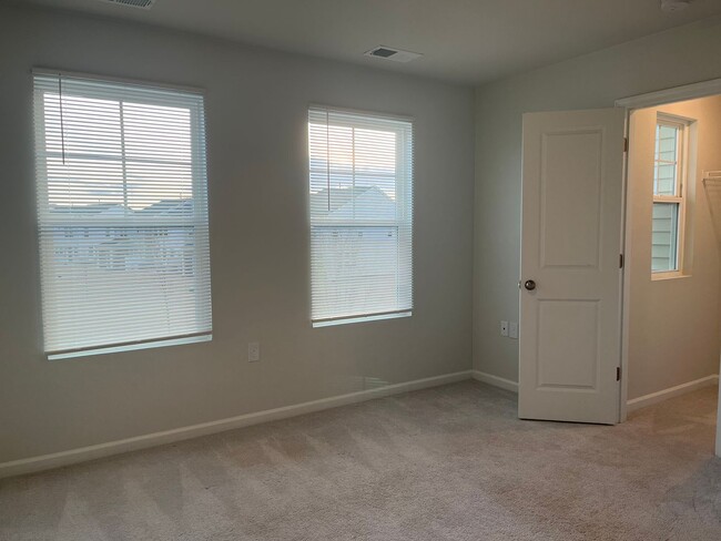 Building Photo - Gorgeous 2 Bedroom Townhome, With Amazingl...