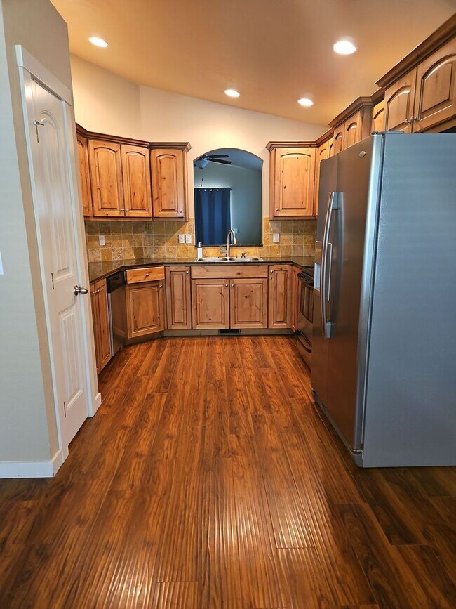 Building Photo - Beautiful 3 bedroom 2 bath home with a great location.