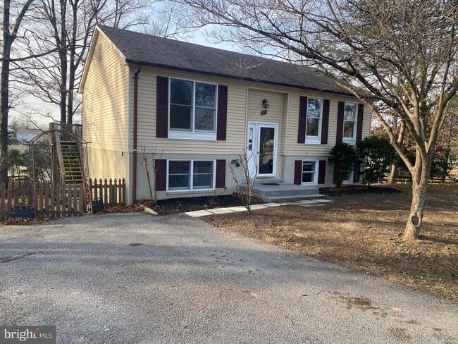 Building Photo - 224 Lake Sever Dr