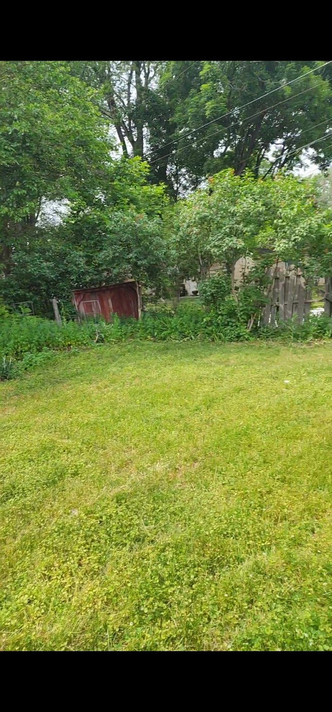 Shared backyard space, fenced - 4449 Unity Ave N