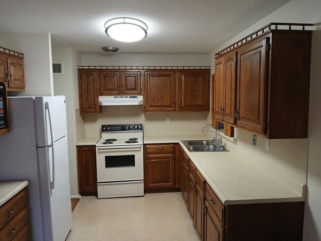 Building Photo - 2511 Meadow Dr
