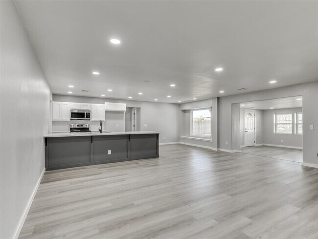 Building Photo - Look at this beautiful home!! 4 bed, 3 full baths!