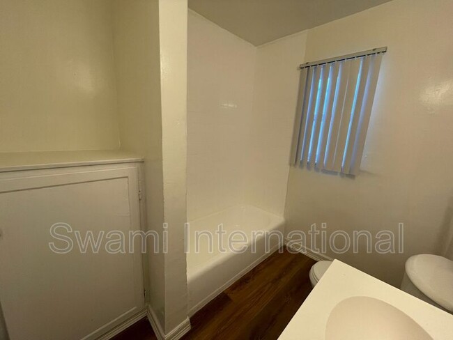 Building Photo - 2030 E Florence Ave