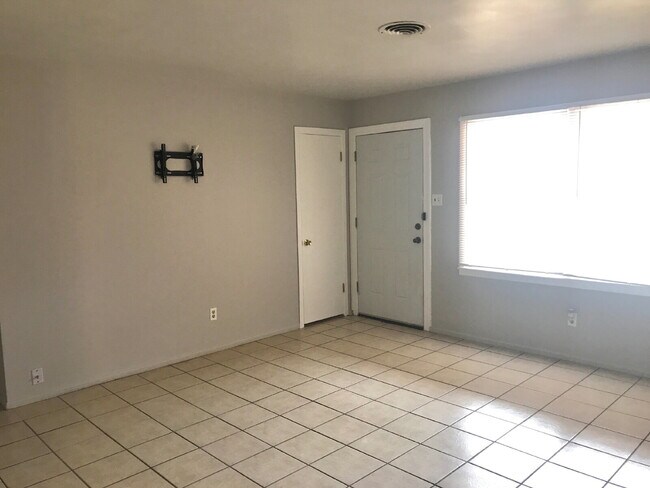 Building Photo - Nice House Close to Shopping & Entertainment