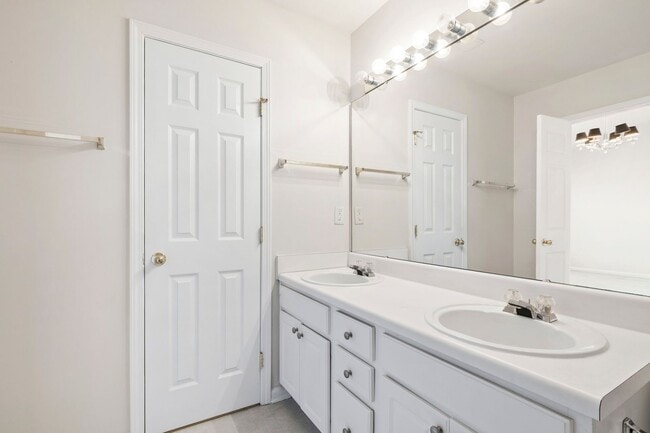 Building Photo - Prime Morrisville Location – Updated 3BR Townhome in Walnut Woods