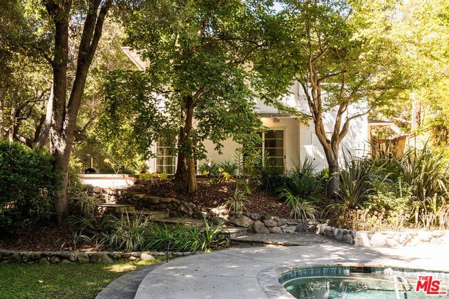 Building Photo - 2410 Nichols Canyon Rd