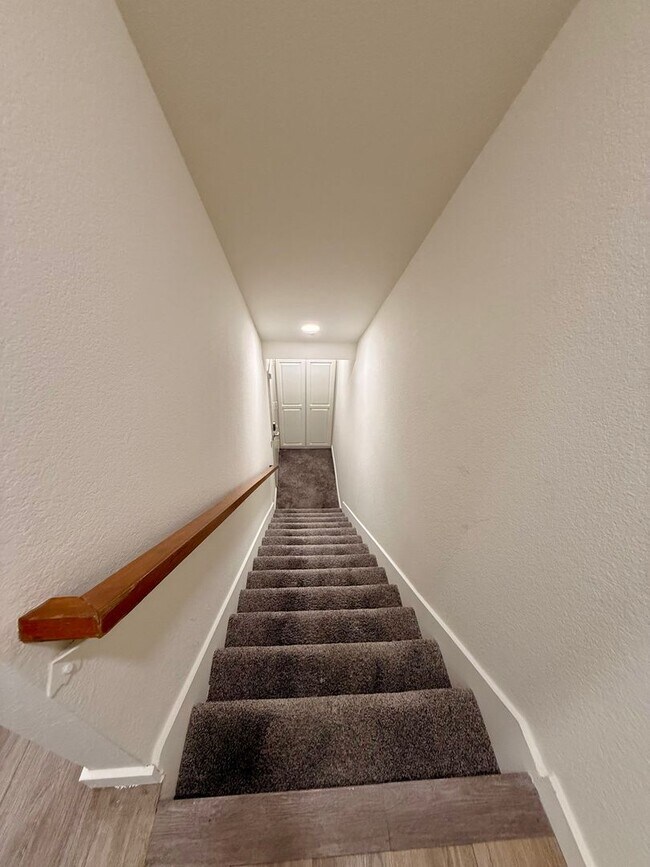 Building Photo - Beautifully Updated 3-Bedroom Tri-Level Co...