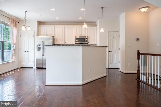 Building Photo - 42243 Canary Grass Square