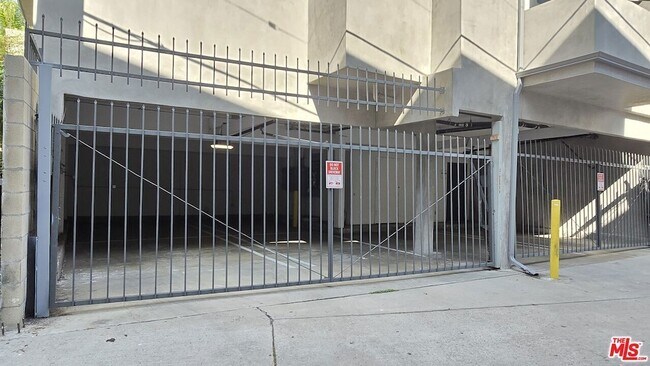 Building Photo - 1650 S Bentley Ave