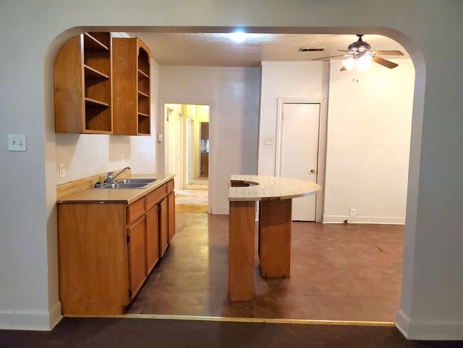 Building Photo - 2021 Wignall Ave