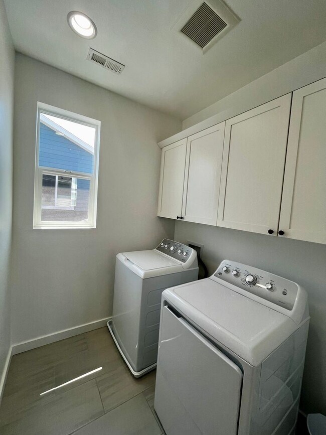 Building Photo - Modern 3-Bedroom Home Close to Gallatin Co...