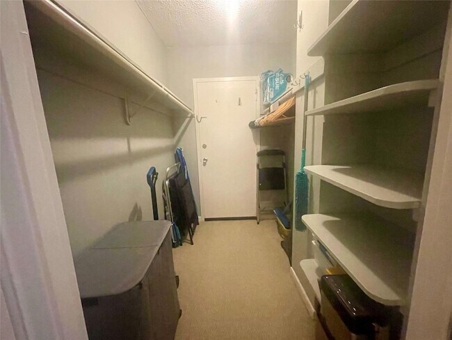 Building Photo - 2500 NE 48th Ln