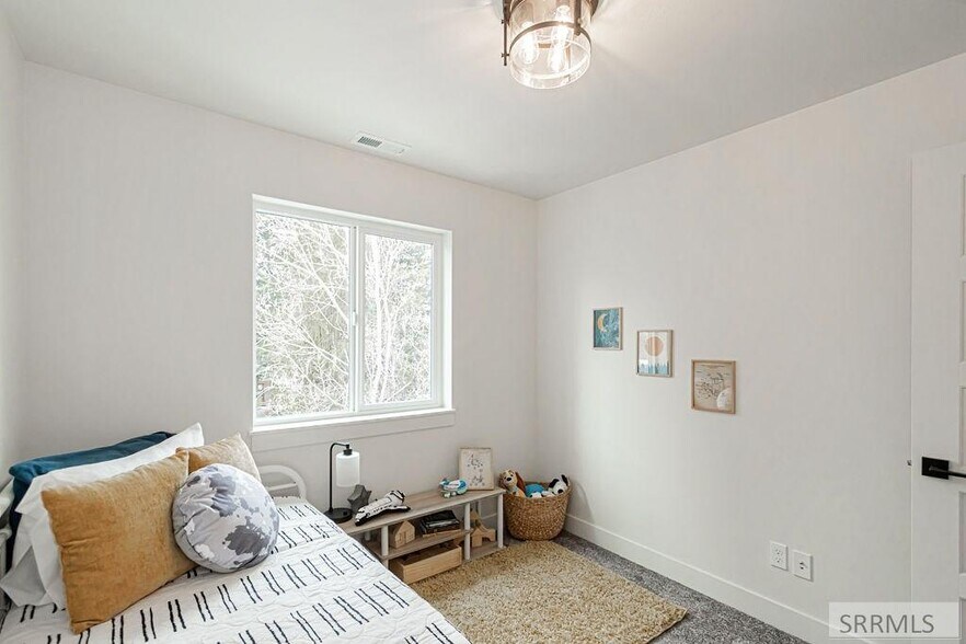 Building Photo - 676 E Court St