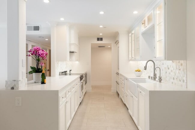 Building Photo - 226 W Edith Ave