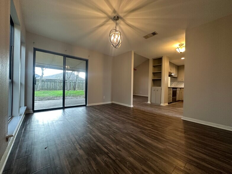 Building Photo - 105 Ivanhoe Dr