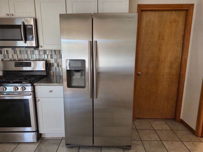 Building Photo - Spacious 3 bed/2 bath home in desired neig...