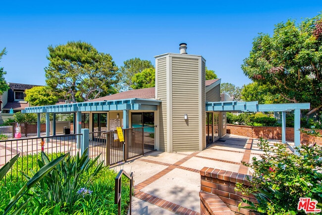 Building Photo - 13326 Maxella Ave