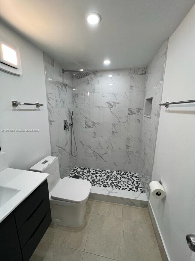 Building Photo - 810 SW 105th Ave