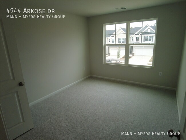 Building Photo - 4944 Arkose Dr