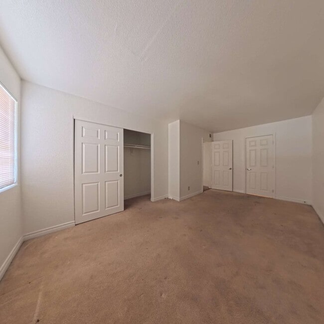 Building Photo - Gated Community | Close To The Strip | 2nd Floor Unit