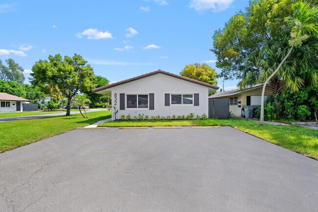 Building Photo - 832 NE 12th Ave