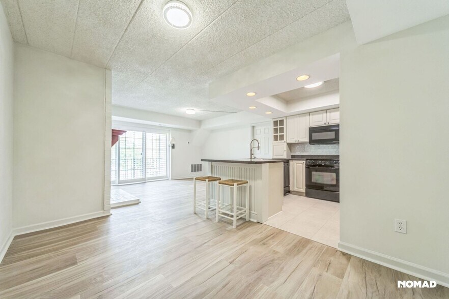 Building Photo - 505 Deer Run