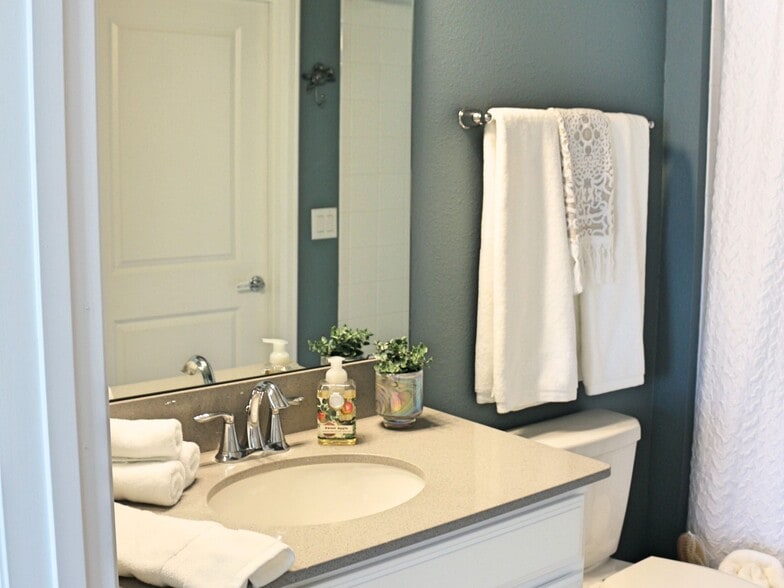 Guest Bath - 3538 Belland Cir