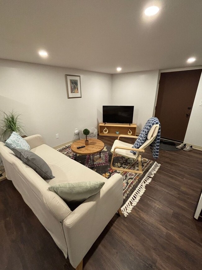 Building Photo - Spacious Ground Floor Unit