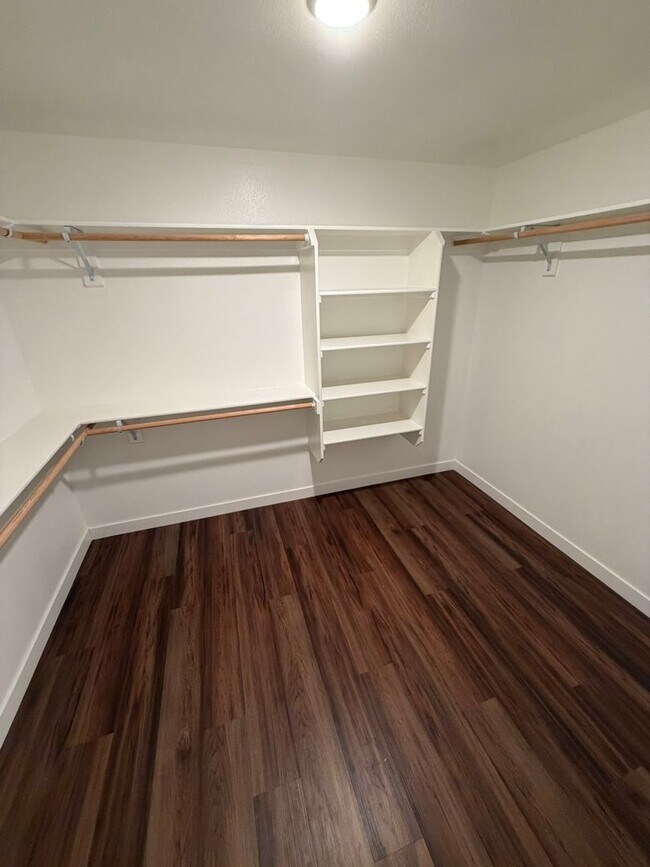 Building Photo - Must See 4 Bedroom!