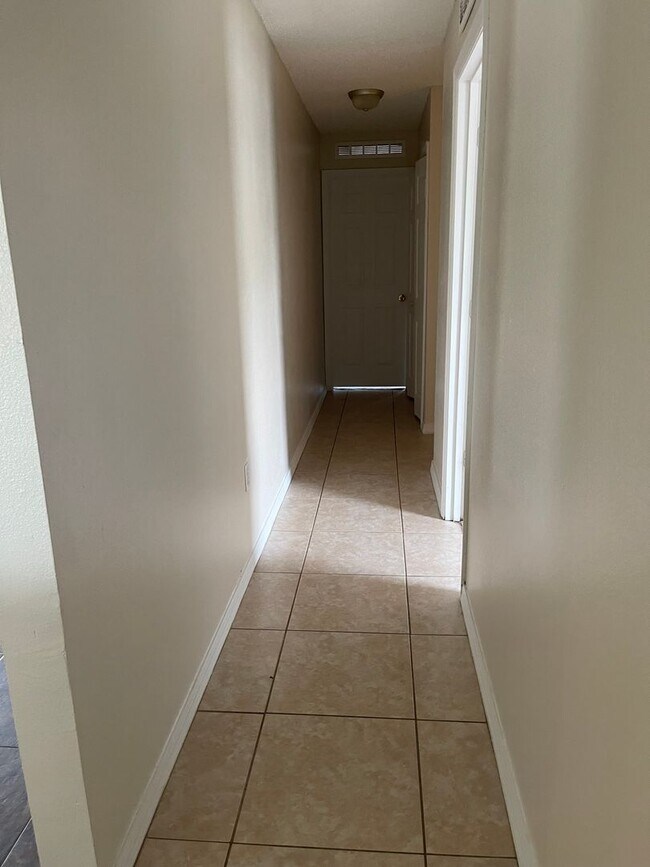 Building Photo - 4 Bedroom, 2 Bathroom, 2 Car Garage Home. Move-in Ready