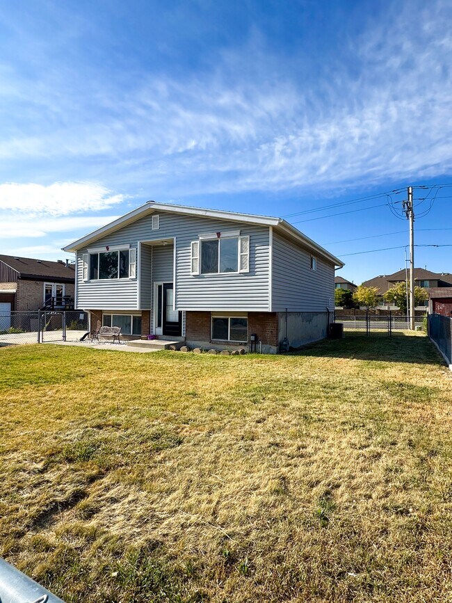 Building Photo - 1545 Barbara Cir